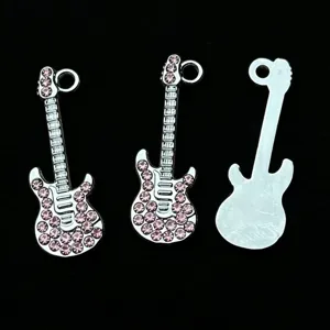 Detailansicht von Gitarren-Anhängern aus Legierung mit rosa Strasssteinen für DIY Schmuck.