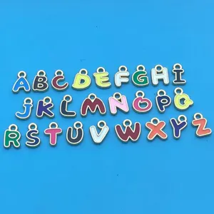 Nahaufnahme von bunten Emaille 26 englischen Buchstaben Metall Anhängern, DIY Schmuck Zubehör.