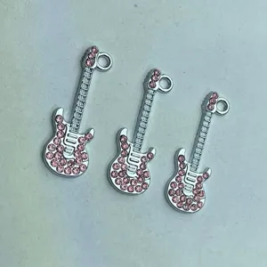 Detailaufnahme des Gitarrenform Strass Schmuckanhängers aus silbernem Metall Zubehör.