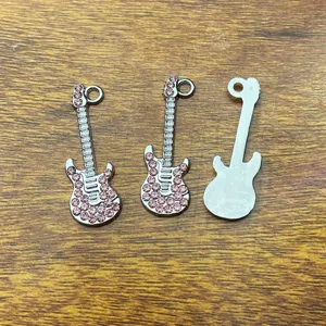 Nahaufnahme von rosafarbenen Strass Gitarre Metall Anhänger für DIY Halskette Schmuck.