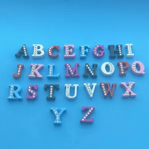 Breloques alphabet demi-strass colorées de 8 mm pour bracelets porte-clés et bijoux DIY.