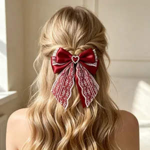 Detailopname van een prachtige wijnrode satijnen strik haarspeld met wit kant en strass hartje.