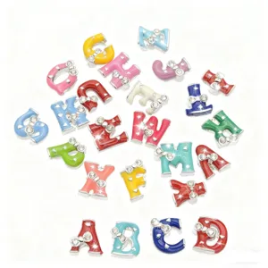 Détails des breloques lettres nœud émail coloré, idéal pour bijoux DIY et lanières de téléphone.