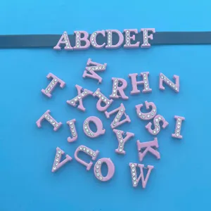 Charmes de lettres peintes demi-perforées de 8MM, perles alphabet strass roses pour bijoux DIY.