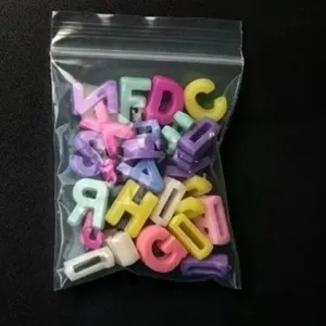 Bunte Plastik Buchstaben Perlen für DIY handgemachte Schmuck Anhänger und Schlüsselanhänger.