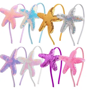 Vista detallada de la diadema de estrella de mar con lentejuelas y accesorios coloridos.