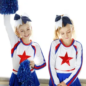 Scatto dettagliato del grande elastico per capelli con fiocco bicolore per cheerleader.