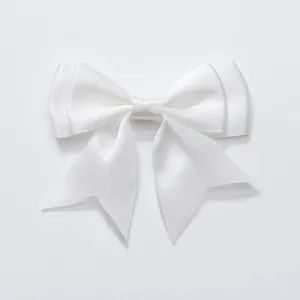 Witte dubbele zwaluwstaart lint haarstrik detail elegante haaraccessoire voor dames