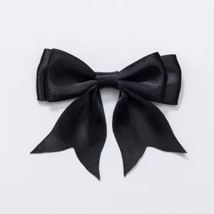 Detail van zwarte dubbellaagse satijnen strik haarspeld, elegante en stijlvolle haaraccessoire.