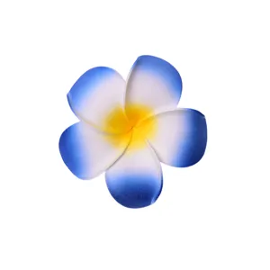 Primo piano dettagliato del fiore di plumeria artificiale blu e bianco per capelli.