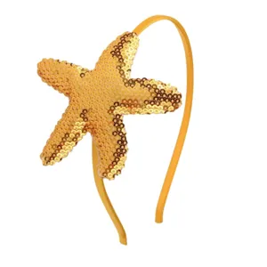 Detalle de diadema de estrella de mar con lentejuelas doradas, cinta de animal marino brillante.