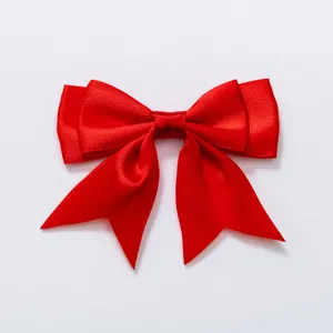 Detail van rode dubbellaagse zwaluwstaart lintstrik, perfect voor haaraccessoires en kledingdecoratie.
