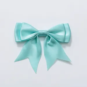 Detail van de blauwe lintstrik, fijn dubbellaags ontwerp, perfect voor haaraccessoires en mode.