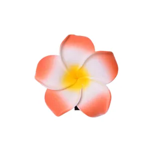 Primo piano del fermaglio per capelli plumeria tropicale con vivaci colori sfumati.