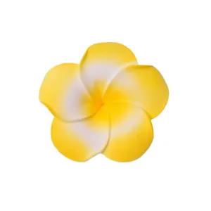 Primo piano dettagliato del fermaglio per capelli con fiore di plumeria giallo e bianco.