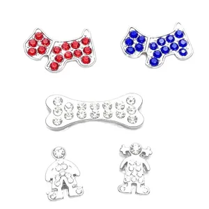Silberne Schiebecharms mit roten und blauen Strasssteinen sowie Knochen-Motiven für DIY Armbänder.