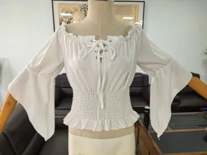 Détails du haut blanc épaules dénudées avec laçage frontal et larges manches trompette.