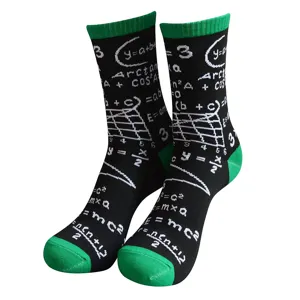 Gros plan detail de chaussettes noires imprimees de formules mathematiques avec bouts verts.