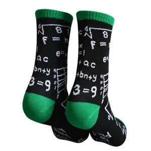 Chaussettes en coton noir avec formules mathématiques blanches et talons verts. Confort.
