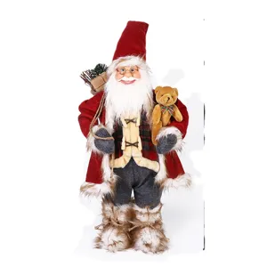 Père Noël debout avec un petit ours en peluche figurine de décoration de Noël pour la maison