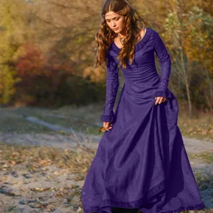 Vue de détail d'une robe longue médiévale vintage violette à manches longues en automne.