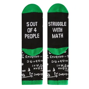 Vue de détail de chaussettes décontractées en coton avec slogan amusant de mathématiques.