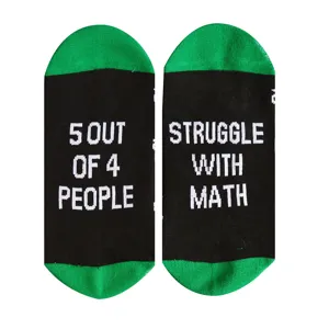 Vue détaillée de chaussettes en coton à citation mathématique, design de chaussette basse.