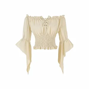 Top court beige à épaules dénudées et manches longues avec laçage et volants évasés.