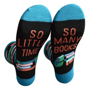 Gros plan de chaussettes décontractées en coton avec citations tissées et graphismes livres.