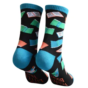 Chaussettes de loisirs en coton pour hommes et femmes avec motif de livres et talons colorés.