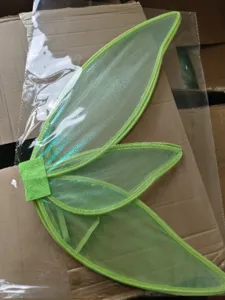 Grüne Elfenflügel Detailansicht, Netzstoff Kostümzubehör für Halloween Cosplay Outfits.