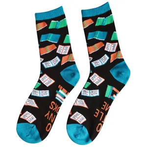 Chaussettes en coton pour hommes et femmes avec motifs de livres colorés et lettres tendance.