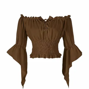 Top marron style français épaules dénudées manches longues taille smockée et lacet élégant.