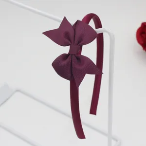 Vue détaillée d'un serre-tête nœud côtelé uni, accessoire élégant et polyvalent pour les filles.