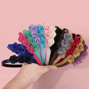 Detailansicht farbenfroher Stoffblumen Haarbänder, süße florale Haarschmuck Accessoires.