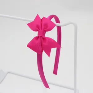 Vue detaillee du bandeau noeud ruban rose vif texture fine et joli double noeud.