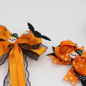 Vue de détail de pince à cheveux nœud d'Halloween, ruban orange et dentelle noire.