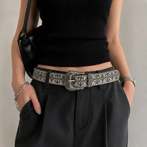 Cintura in pelle borchiata stile western vintage con fibbia intagliata per jeans e look.