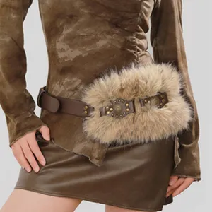 Vue rapprochée de la ceinture large en fausse fourrure rétro avec rivets et boucle.