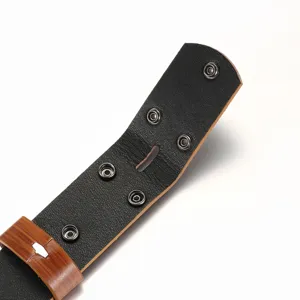 Vue détaillée de la ceinture en cuir avec boutons-pression et boucle marron.