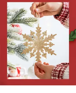 Gedetailleerde close-up van een gouden glitter sneeuwvlok kerstboom hangend ornament.
