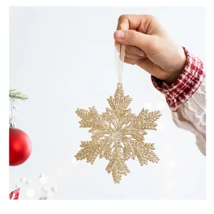 Gouden glinsterende sneeuwvlok ornament voor kerstboom decor, prachtig feestelijk hangend.