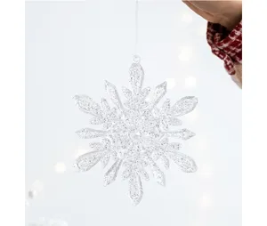 Gedetailleerd aanzicht van een sprankelend witte kerstsneeuwvlok hangende ornament voor boom.