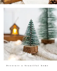 Mini albero di Natale dettaglio ornamento con effetto neve, ideale per la tavola.