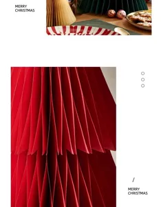 Primer plano detalle de decoración de árbol de Navidad de papel rojo, textura.