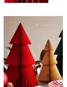Primer plano de la decoración navideña de mesa con árbol de papel origami en colores festivos.