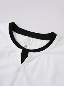 Λεπτομέρεια γιακά ανδρικού t-shirt διπλής στρώσης με V λαιμόκοψη, μονόχρωμο.