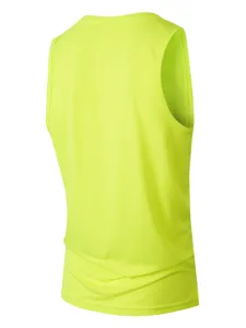 Detailansicht des atmungsaktiven neongruenen Herren Sporttanktops aus leichtem Funktionsstoff.