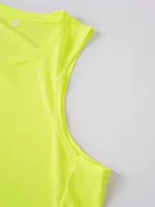 Nahaufnahme Detail des neongelben ärmellosen Sportshirts, atmungsaktiver Stoff am Ausschnitt.