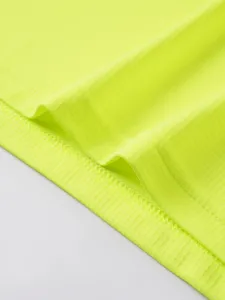 Fluoreszierendes gelbes schnelltrocknendes Sportgewebe Detail, Textur und Naht.
